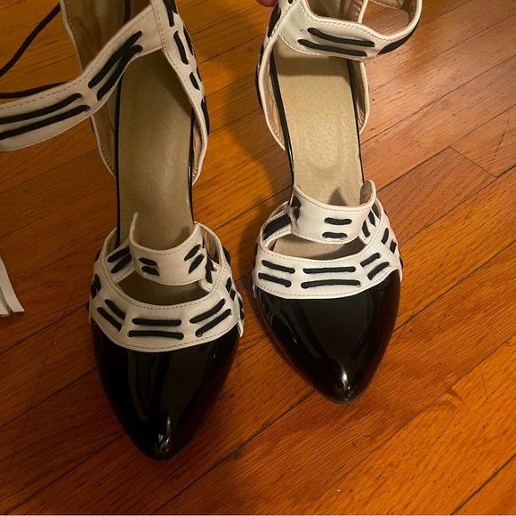 Like New Black and White High Heel Pointed Toe Shoes - Picture 2 of 3